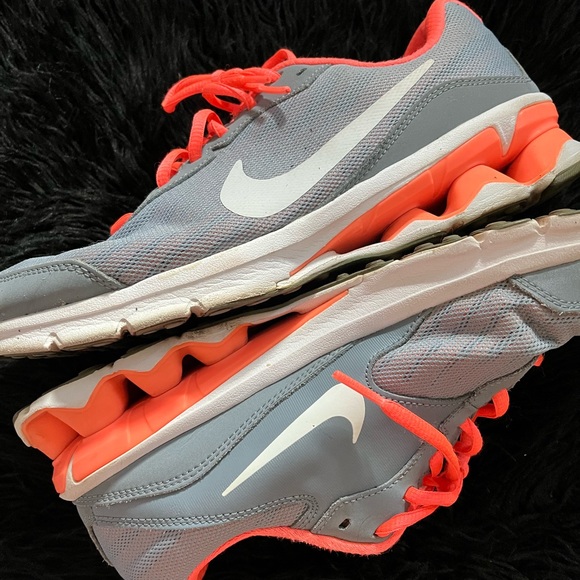 Nike - Picture 2 of 4